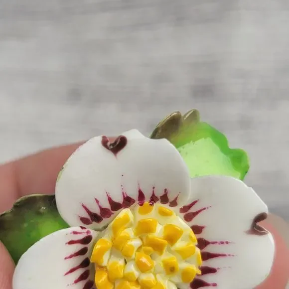 Vintage Cara China Staffordshire White and Purple Flower Brooch Made In England - Picture 4 of 5